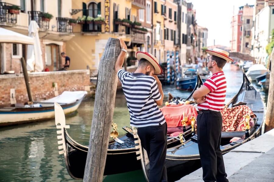 Venice: Off the Beaten Path Private Gondola Ride - The 90-minute route reaches Rialto Market