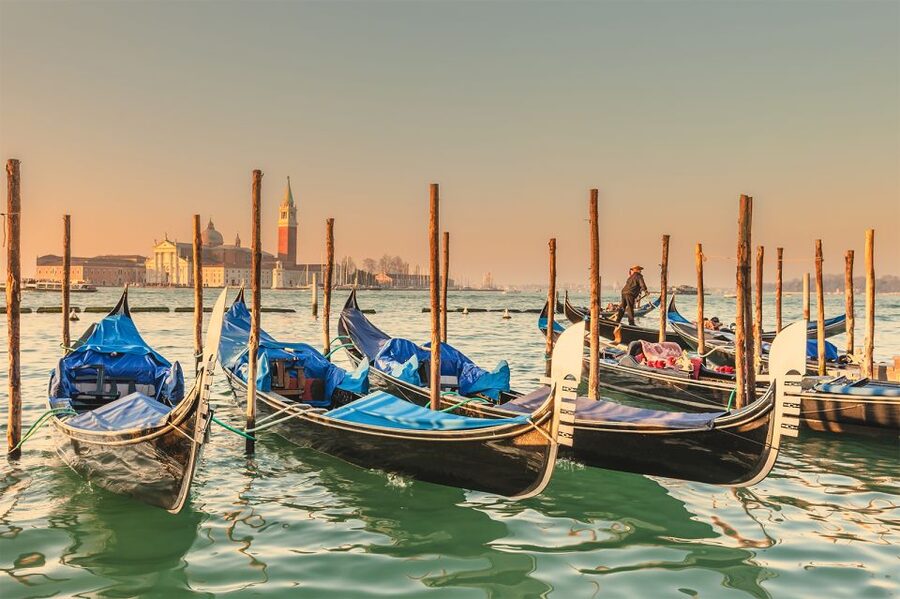 Venice: Private Gondola Cruise for up to 5 Passengers - What the private format really adds