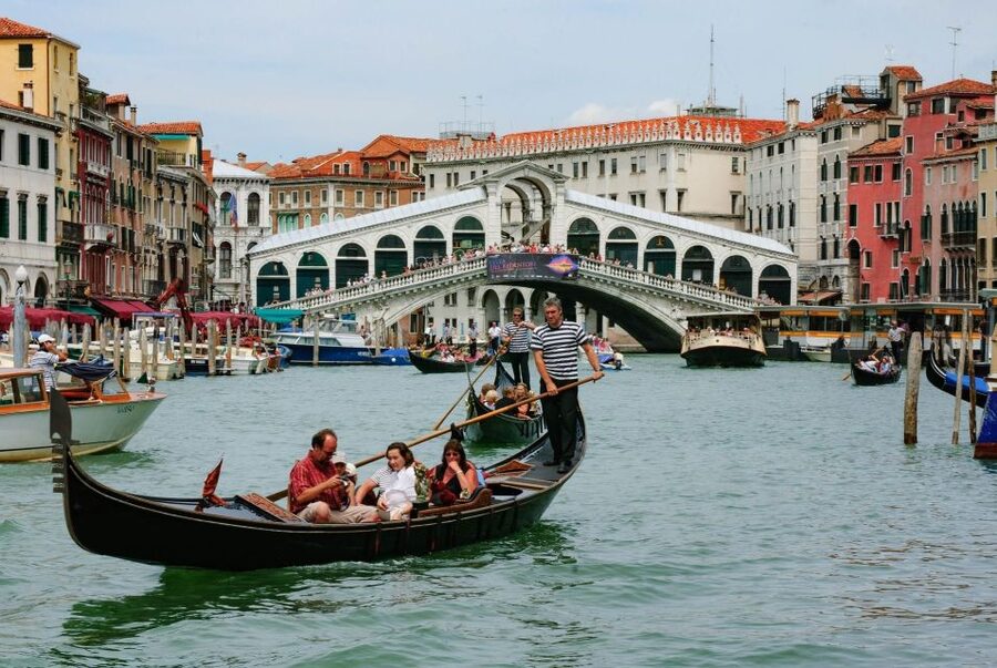 Venice: Private Gondola Cruise for up to 5 Passengers - Checking in near the Royal Gardens