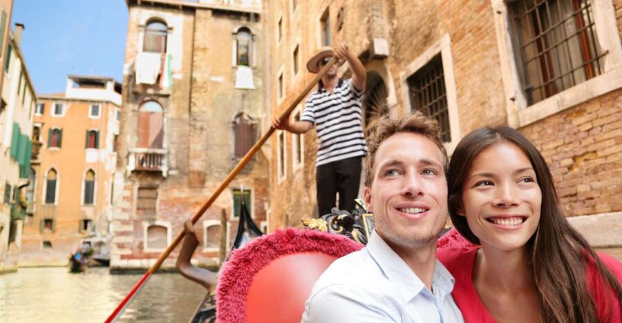 Venice: Private Gondola Ride - Punta della Dogana and the Salute View