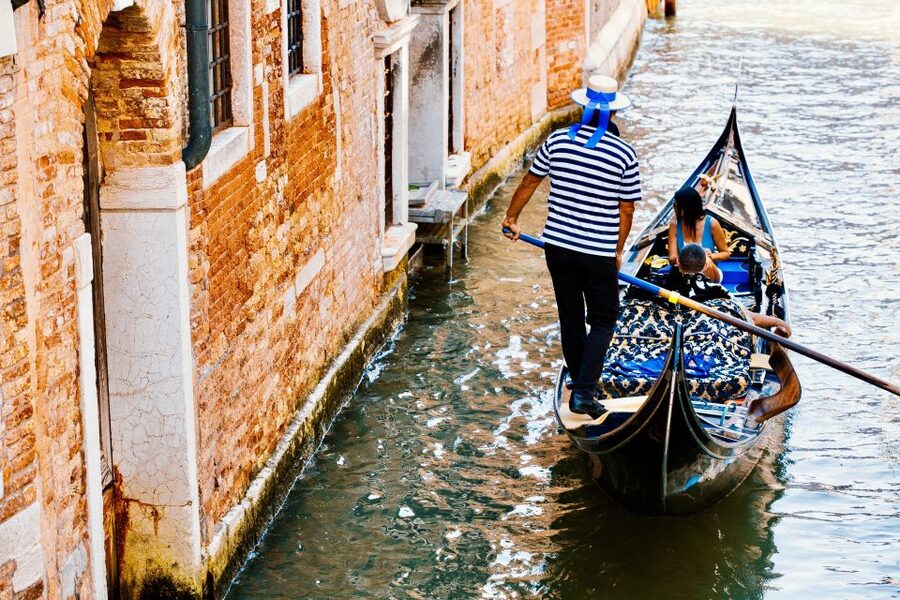 Venice: Private Gondola Ride - Peggy Guggenheim Collection and the Quiet Canals