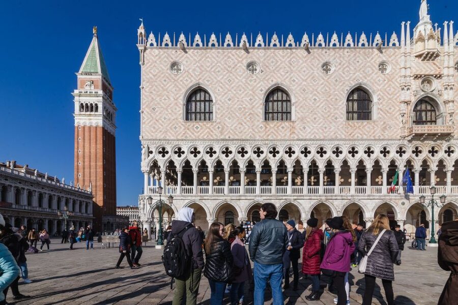Venice: Rialto Bridge & Offbeat Unusual Venice Walking Tour - What you learn about everyday Venice