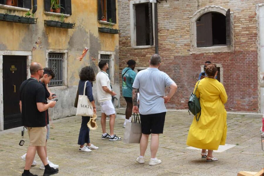 Venice: Rialto Bridge & Offbeat Unusual Venice Walking Tour - Rialto and the best canal-side photo opportunities