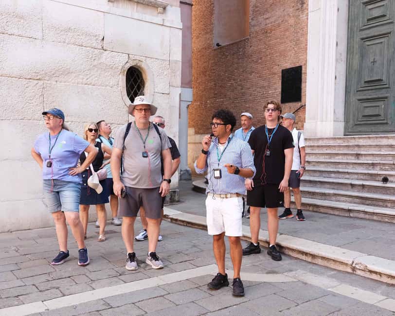 Venice: Rialto Bridge & Offbeat Unusual Venice Walking Tour - Adding the gondola ride for the full Venice effect