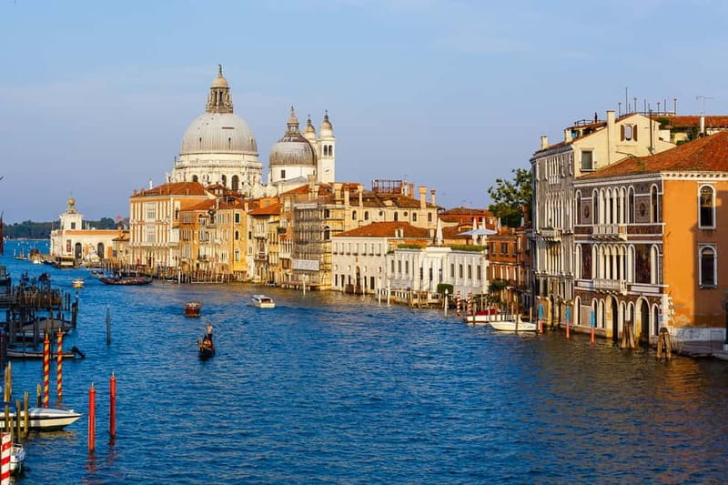 Venice: Romantic Shared Gondola Serenade on the Grand Canal - What this Venetian gondola experience really offers