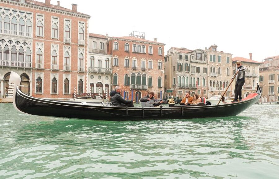 Venice: Shared Gondola Ride and Serenade - Choosing your time and setting expectations