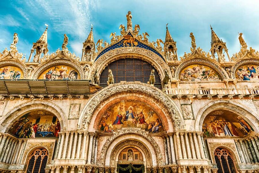 Venice: Skip-the-line St. Mark's Basilica Entry & Audioguide - Finding Crown Tours near the waterfront columns