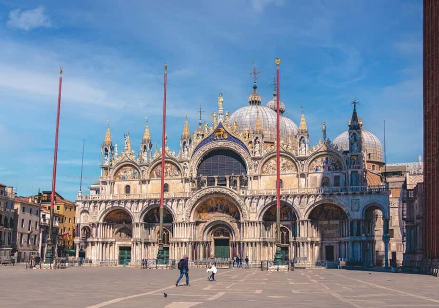 Venice: St Mark's, Doge's Palace, Murano & Burano Day Tour - Doge’s Palace, the New Prisons, and the Bridge of Sighs