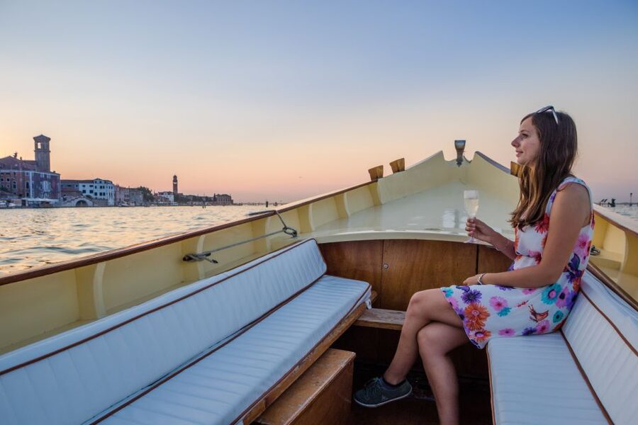 Venice: Sunset Cruise by Typical Venetian Boat - Finding the boat near Ospedale