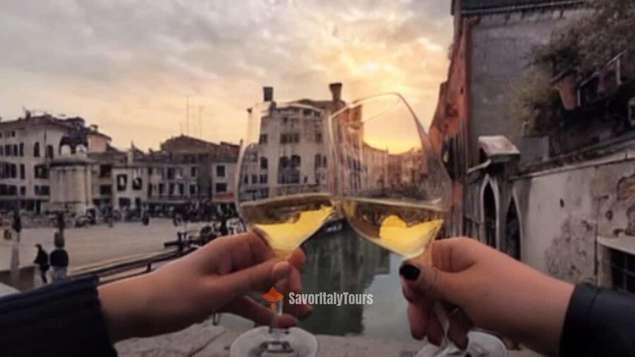 Venice: Sunset Walking Tour with Food and Wine Tastings - Sunset streets and the Rialto area