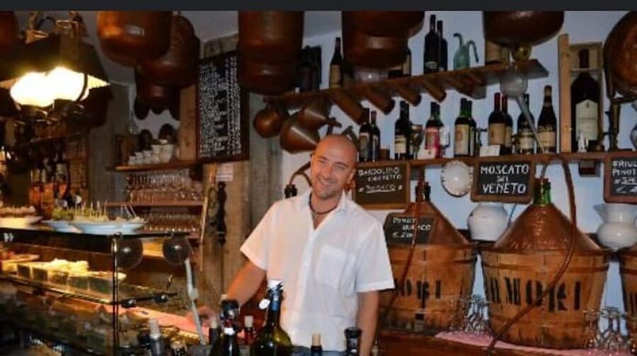 Venice: Sunset Walking Tour with Food and Wine Tastings - Seven stops, from small snacks to dinner