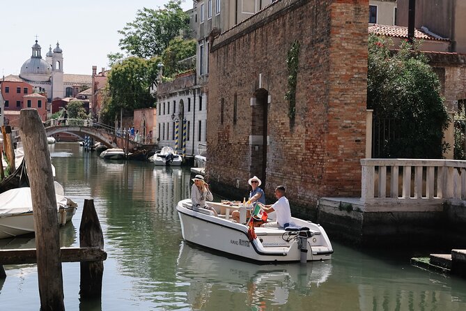 Venice: The Hidden Canals on an Electric Boat - Electric boat versus gondola