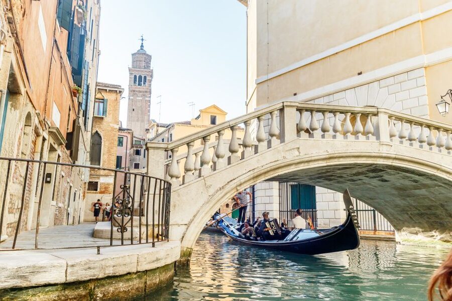 Venice: Traditional Shared Gondola Ride - What Your Gondolier Does, And Does Not Do
