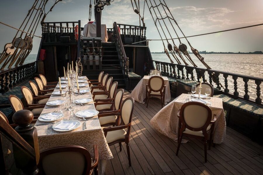 Venice: Venetian Lagoon Tour and Galleon Dinner - Murano, Mazzorbo, and Burano from the water