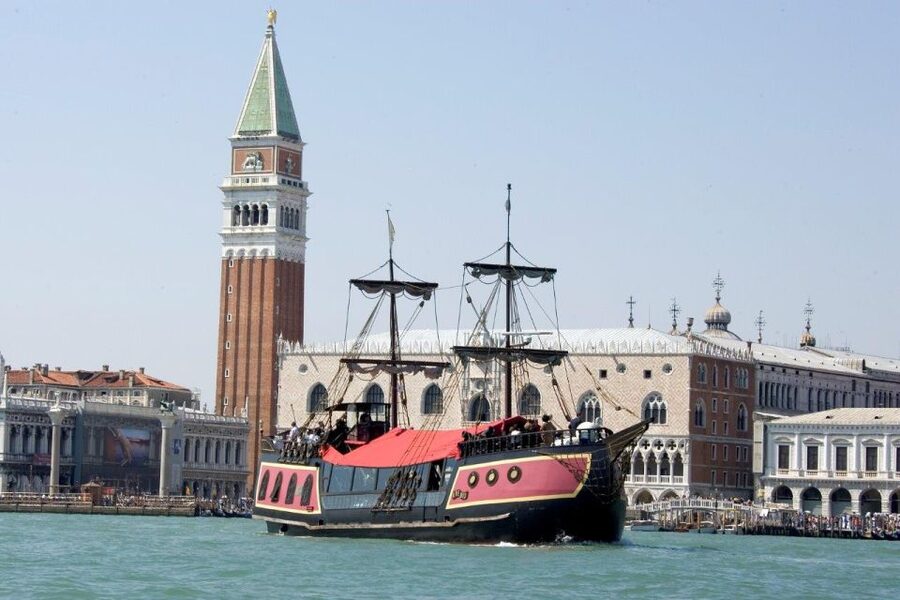 Venice: Venetian Lagoon Tour and Galleon Dinner - Comfort in winter and summer