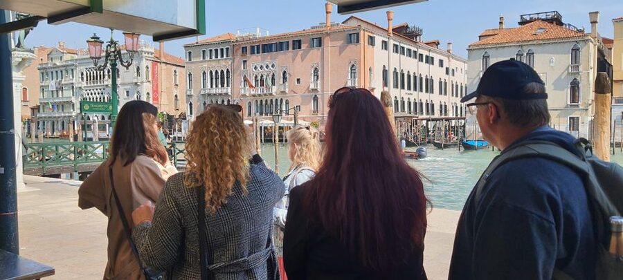 Venice: Walking Guided Tour of the City Must-See Sites - Meeting in Dorsoduro: Allow Extra Time