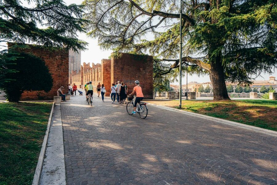 Verona: Classic and Hidden Gems Bike Tour - Juliet’s balcony and the Capuleti courtyard