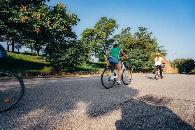 Verona e-bike tour: city center and panoramic views - Ponte Pietra and the River Ride
