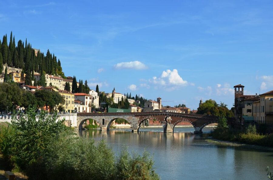 Verona Full-Day Tour from Lake Garda - Group size and the role of the guides